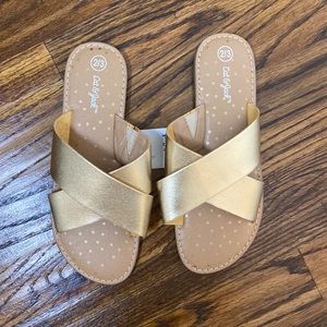 GOLD SANDALS - FITS SIZE 5 WOMEN